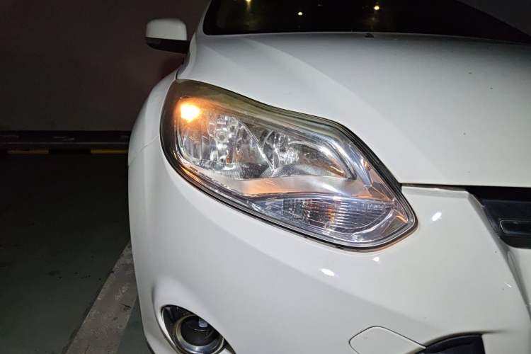 Used Ford Focus 2012 Sedan 1.6L Automatic Fashion Edition Right Front Headlight