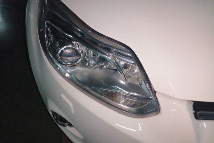 Used Ford Focus 2012 Hatchback 2.0L Automatic Luxury Sport Model Right Front Headlight