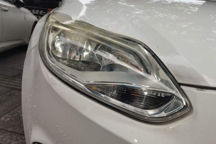 Used Ford Focus 2012 Sedan 1.6L Automatic Fashion Edition Right Front Headlight