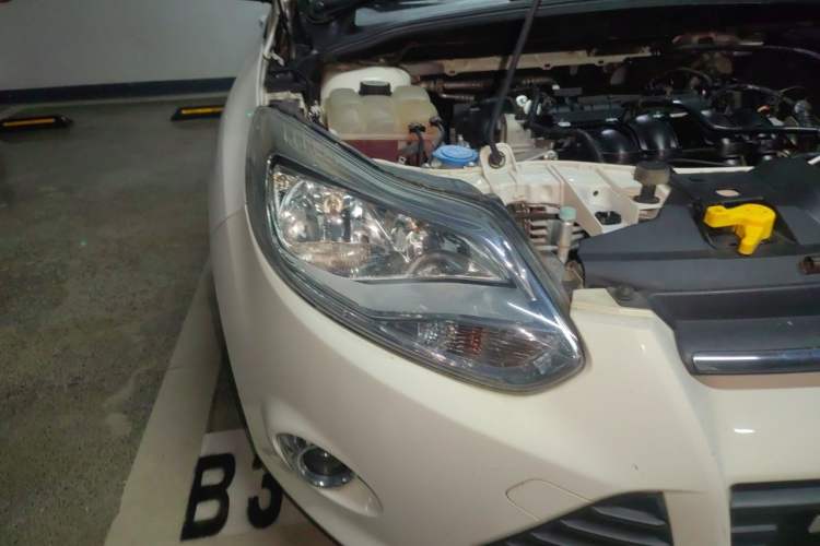Used Ford Focus 2012 Sedan 1.6L Manual Fashion Edition Right Front Headlight