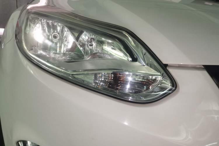 Used Ford Focus 2012 Sedan 1.6L Automatic Fashion Edition Right Front Headlight