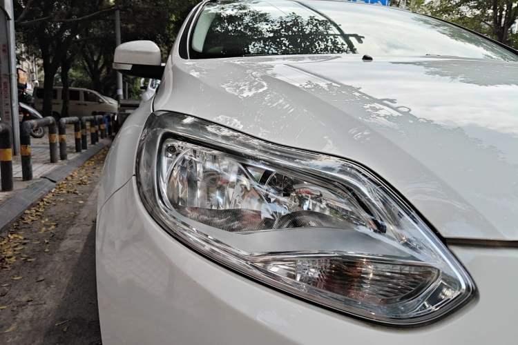 Used Ford Focus 2012 Sedan 1.6L Automatic Fashion Edition Right Front Headlight