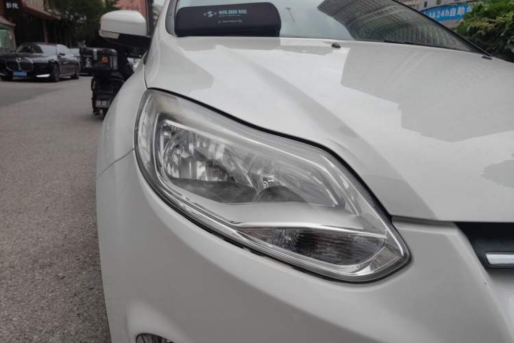 Used Ford Focus 2012 Sedan 1.6L Automatic Fashion Edition Right Front Headlight