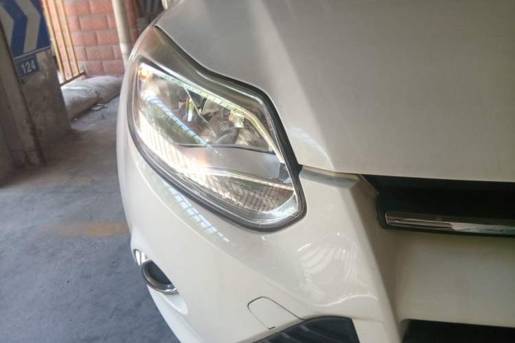 Used Ford Focus 2012 Sedan 1.6L Manual Fashion Edition Right Front Headlight