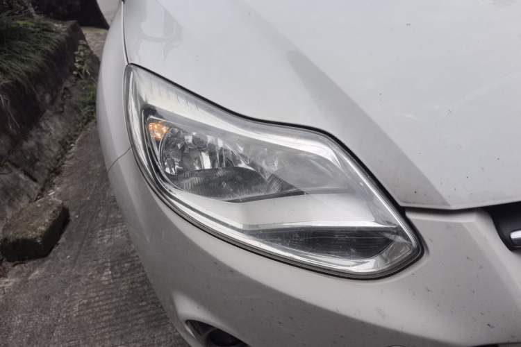 Used Ford Focus 2012 Sedan 1.6L Manual Fashion Edition Right Front Headlight