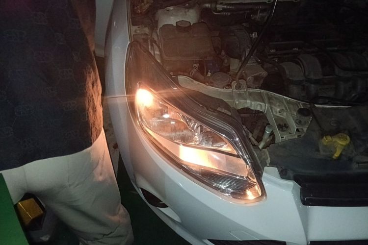 Used Ford Focus 2012 Sedan 1.6L Automatic Comfort Model Right Front Headlight