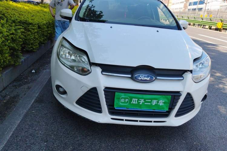 Used Ford Focus 2012 Sedan 1.6L Manual Comfort Model Right Front Headlight