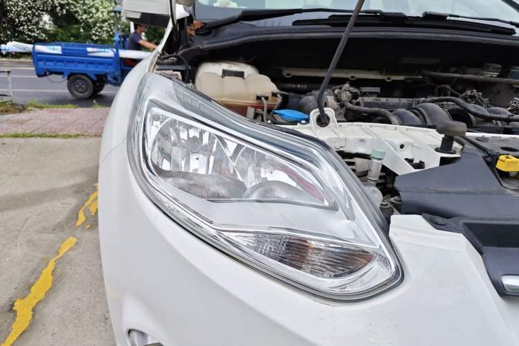 Used Ford Focus 2012 Sedan 1.6L Manual Fashion Edition Right Front Headlight