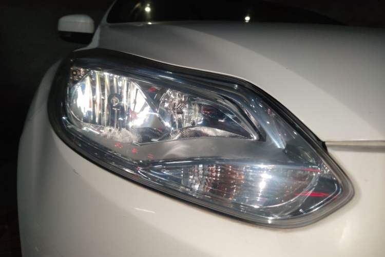 Used Ford Focus 2012 Sedan 1.6L Automatic Fashion Edition Right Front Headlight