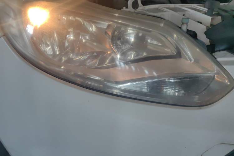 Used Ford Focus 2012 Sedan 1.6L Automatic Comfort Model Right Front Headlight