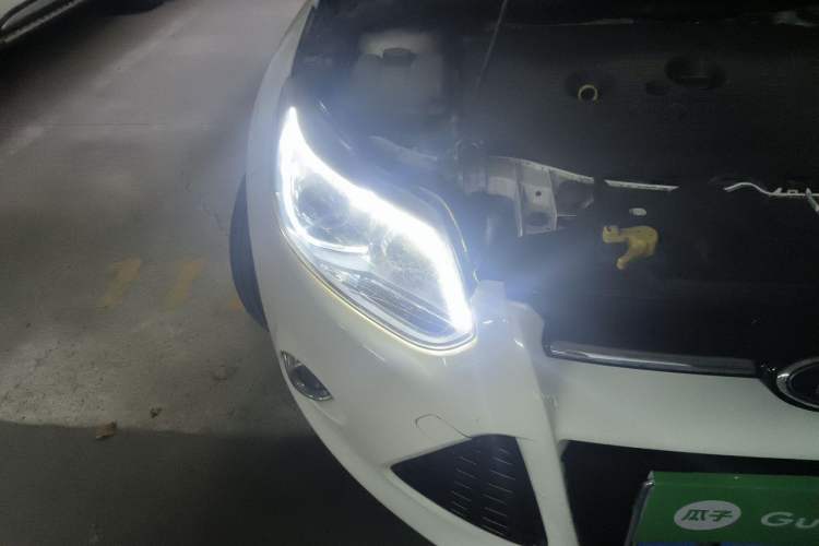 Used Ford Focus 2012 Hatchback 2.0L Automatic Luxury Sport Model Right Front Headlight
