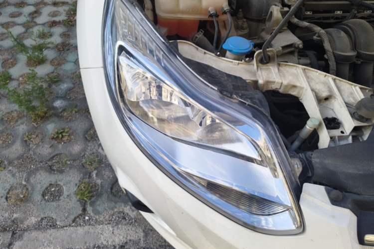 Used Ford Focus 2012 Sedan 1.6L Manual Comfort Model Right Front Headlight