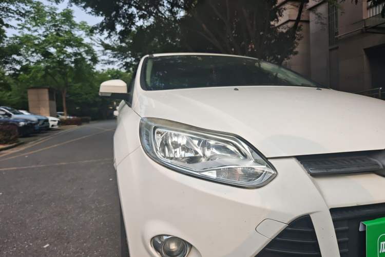 Used Ford Focus 2012 Sedan 1.6L Automatic Comfort Model Right Front Headlight