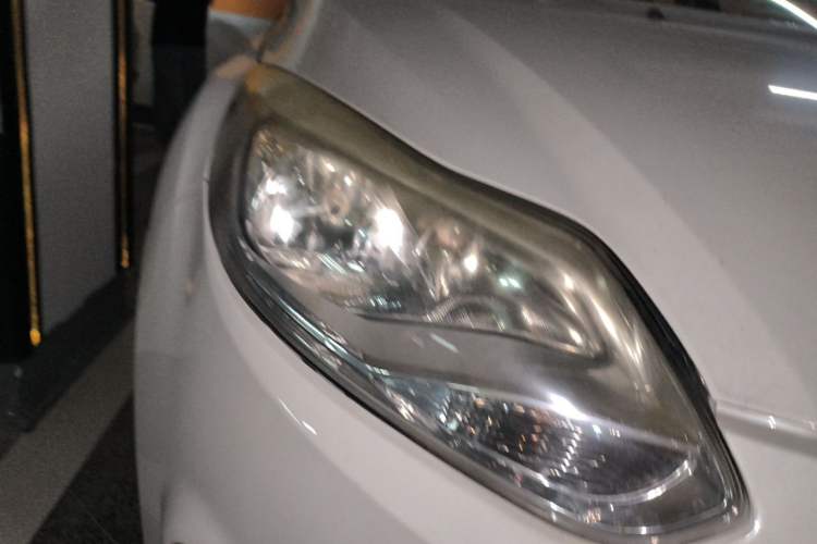 Used Ford Focus 2012 Hatchback 1.6L Automatic Comfort Model Right Front Headlight