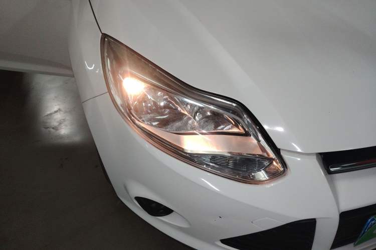 Used Ford Focus 2012 Sedan 1.6L Automatic Comfort Model Right Front Headlight