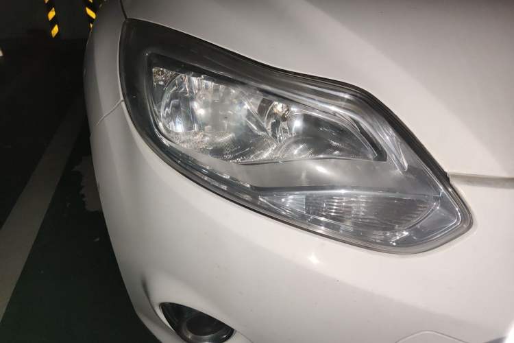 Used Ford Focus 2012 Sedan 1.6L Automatic Fashion Edition Right Front Headlight