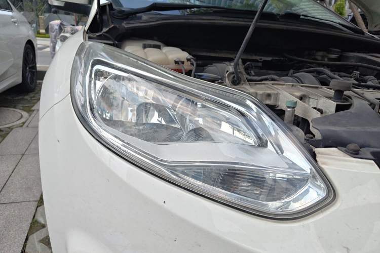 Used Ford Focus 2012 Sedan 1.6L Automatic Fashion Edition Right Front Headlight