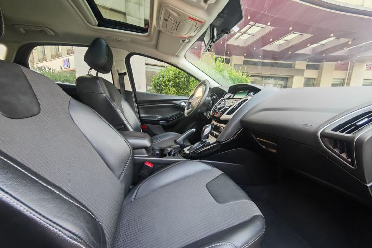 Used Ford Focus 2012 Hatchback 2.0L Automatic Luxury Sport Model Right Front Seat