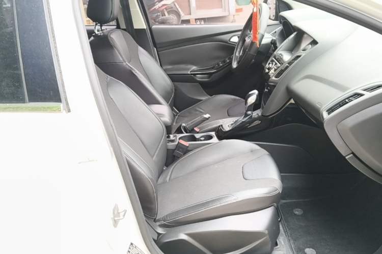 Used Ford Focus 2012 Sedan 1.6L Automatic Fashion Edition Right Front Seat
