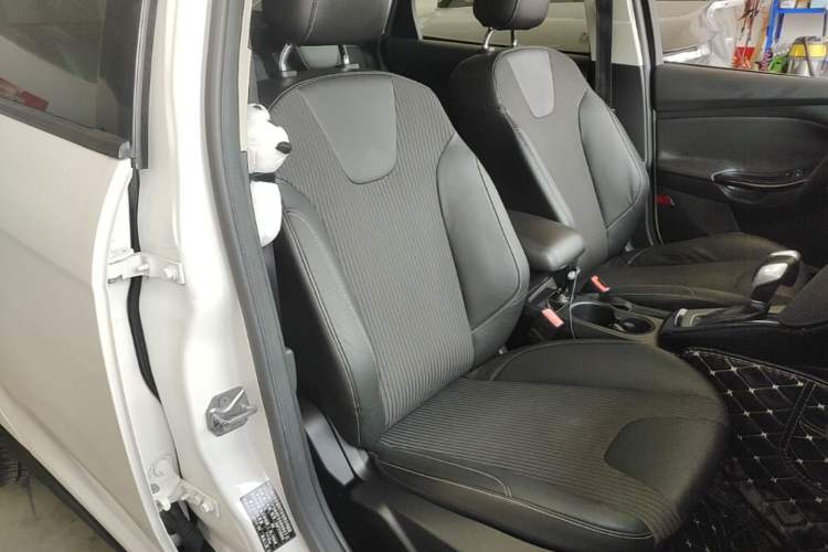 Used Ford Focus 2012 Sedan 1.6L Automatic Fashion Edition Right Front Seat