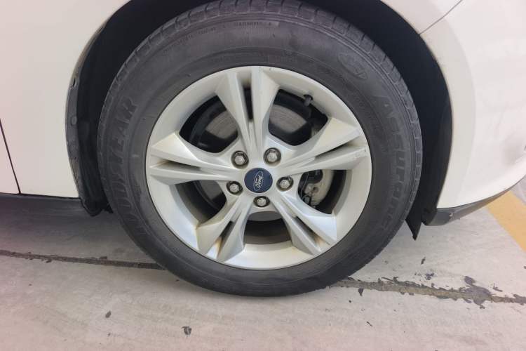 Used Ford Focus 2012 Hatchback 1.6L Automatic Fashion Edition Right Front Wheel Hub