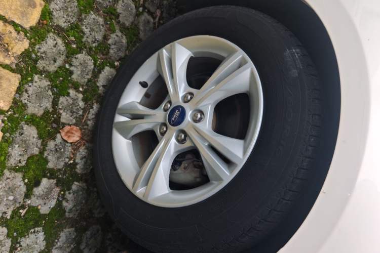 Used Ford Focus 2012 Hatchback 1.6L Automatic Comfort Model Right Front Wheel Hub