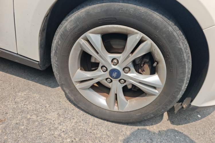 Used Ford Focus 2012 Sedan 1.6L Automatic Fashion Edition Right Front Wheel Hub