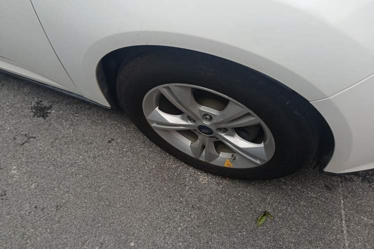 Used Ford Focus 2012 Sedan 1.6L Manual Fashion Edition Right Front Wheel Hub