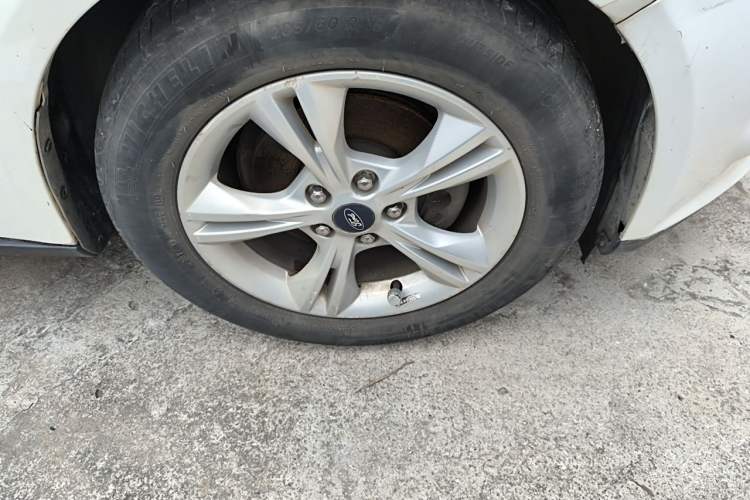 Used Ford Focus 2012 Sedan 1.6L Manual Fashion Edition Right Front Wheel Hub