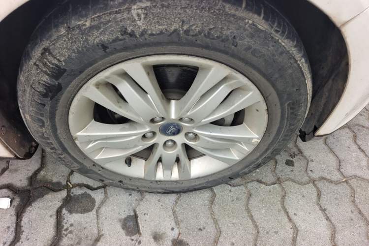 Used Ford Focus 2012 Hatchback 1.6L Automatic Comfort Model Right Front Wheel Hub