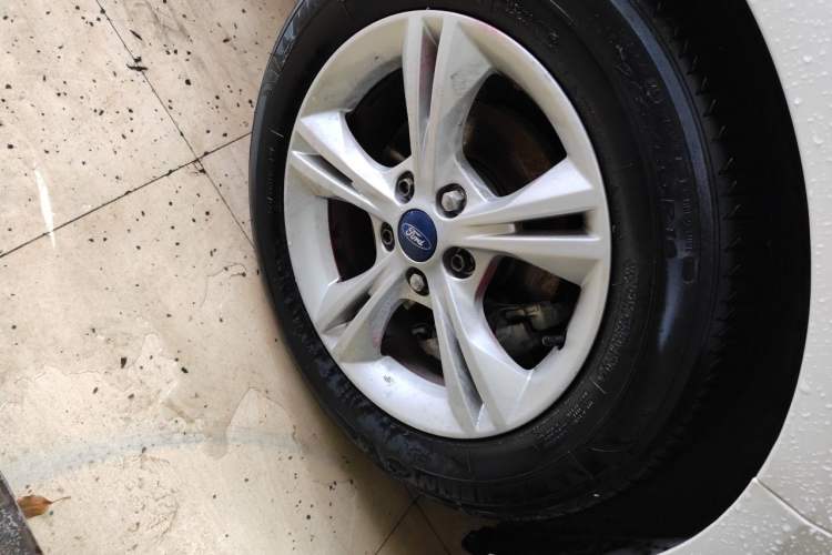 Used Ford Focus 2012 Sedan 1.6L Automatic Fashion Edition Right Front Wheel Hub