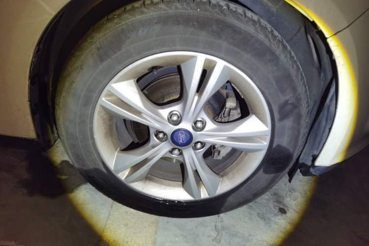 Used Ford Focus 2012 Hatchback 1.6L Automatic Fashion Edition Right Front Wheel Hub