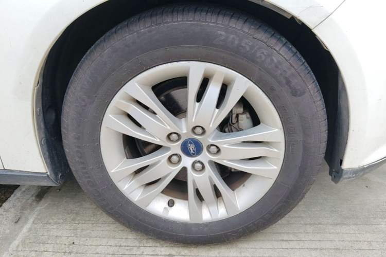 Used Ford Focus 2012 Sedan 1.6L Automatic Comfort Model Right Front Wheel Hub