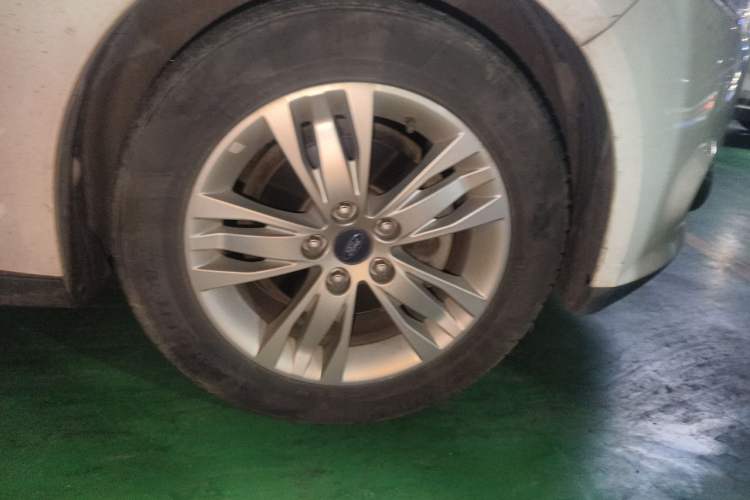 Used Ford Focus 2012 Sedan 1.6L Manual Comfort Model Right Front Wheel Hub