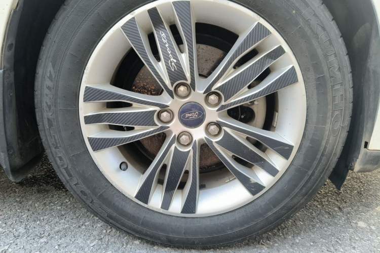 Used Ford Focus 2012 Hatchback 1.6L Automatic Comfort Model Right Front Wheel Hub