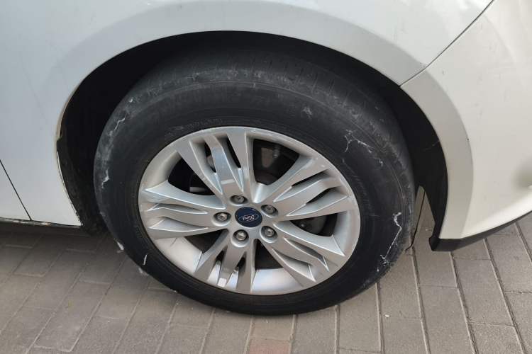 Used Ford Focus 2012 Sedan 1.6L Manual Comfort Model Right Front Wheel Hub
