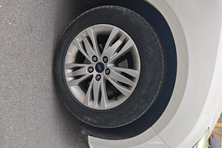 Used Ford Focus 2012 Sedan 1.6L Automatic Comfort Model Right Front Wheel Hub