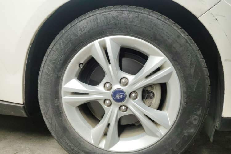 Used Ford Focus 2012 Hatchback 1.6L Automatic Fashion Edition Right Front Wheel Hub