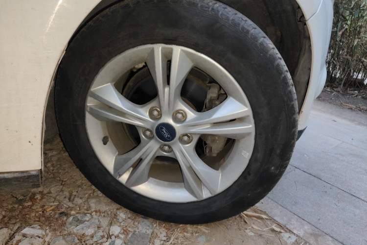 Used Ford Focus 2012 Sedan 1.6L Manual Fashion Edition Right Front Wheel Hub