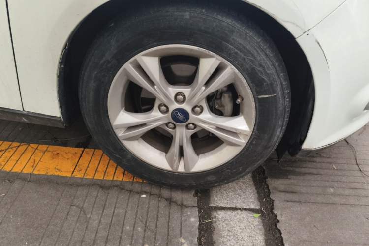 Used Ford Focus 2012 Sedan 1.6L Automatic Fashion Edition Right Front Wheel Hub