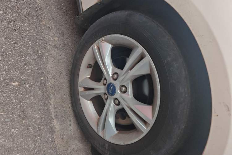 Used Ford Focus 2012 Sedan 1.6L Automatic Fashion Edition Right Front Wheel Hub