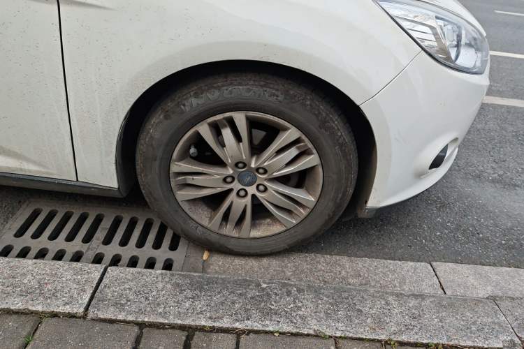Used Ford Focus 2012 Sedan 1.6L Automatic Comfort Model Right Front Wheel Hub