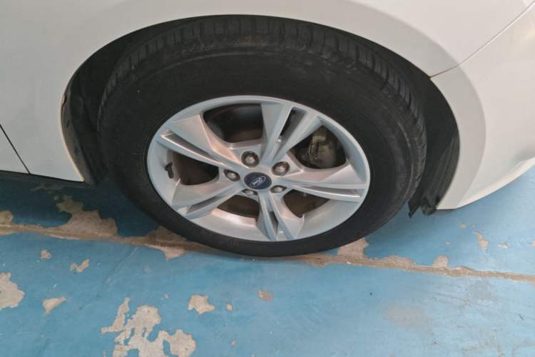 Used Ford Focus 2012 Hatchback 1.6L Automatic Fashion Edition Right Front Wheel Hub