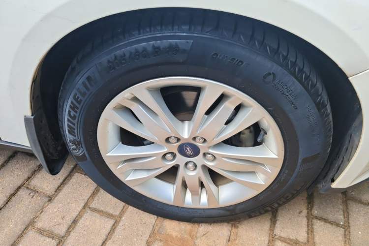 Used Ford Focus 2012 Sedan 1.6L Manual Comfort Model Right Front Wheel Hub