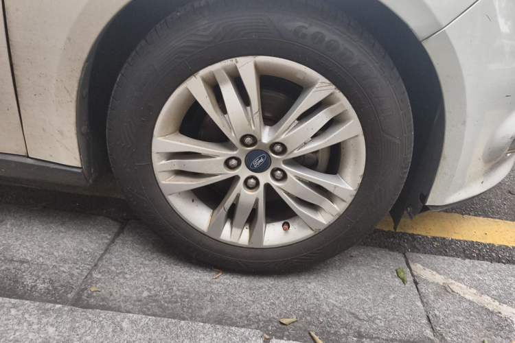 Used Ford Focus 2012 Sedan 1.6L Automatic Comfort Model Right Front Wheel Hub