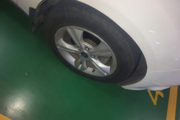 Used Ford Focus 2012 Sedan 1.6L Automatic Fashion Edition Right Front Wheel Hub