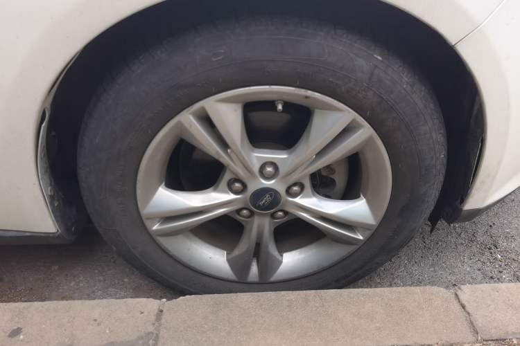 Used Ford Focus 2012 Sedan 1.6L Automatic Fashion Edition Right Front Wheel Hub