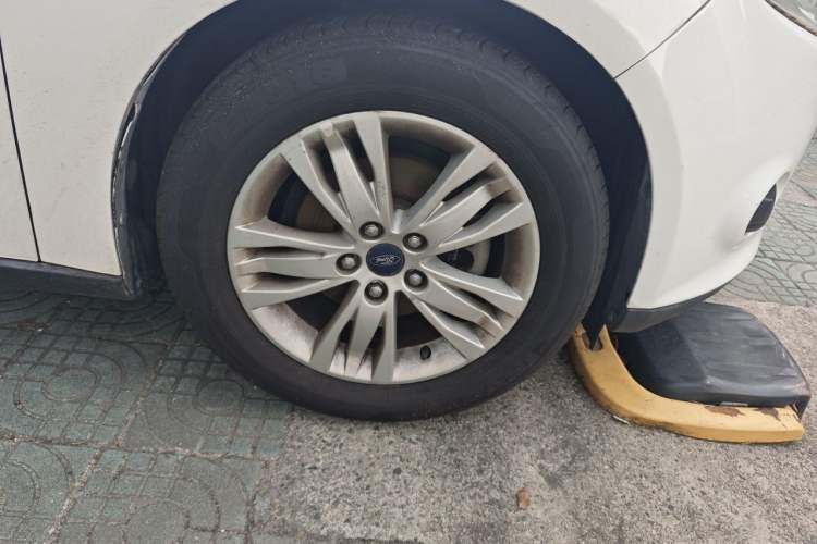 Used Ford Focus 2012 Sedan 1.6L Automatic Comfort Model Right Front Wheel Hub