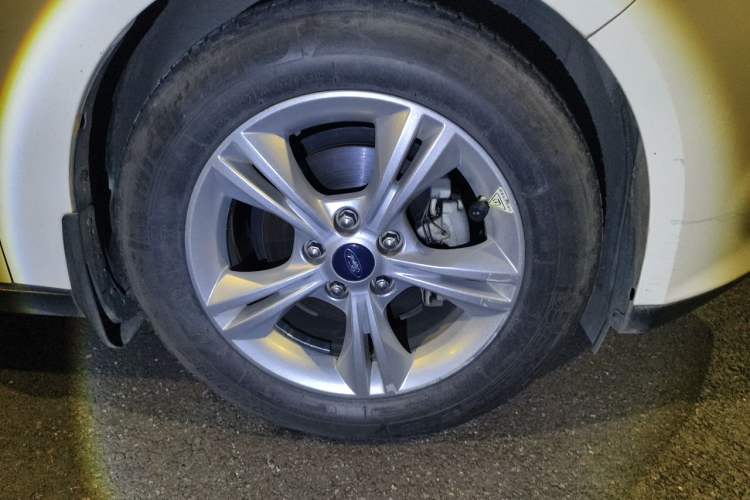 Used Ford Focus 2012 Hatchback 1.6L Automatic Fashion Edition Right Front Wheel Hub