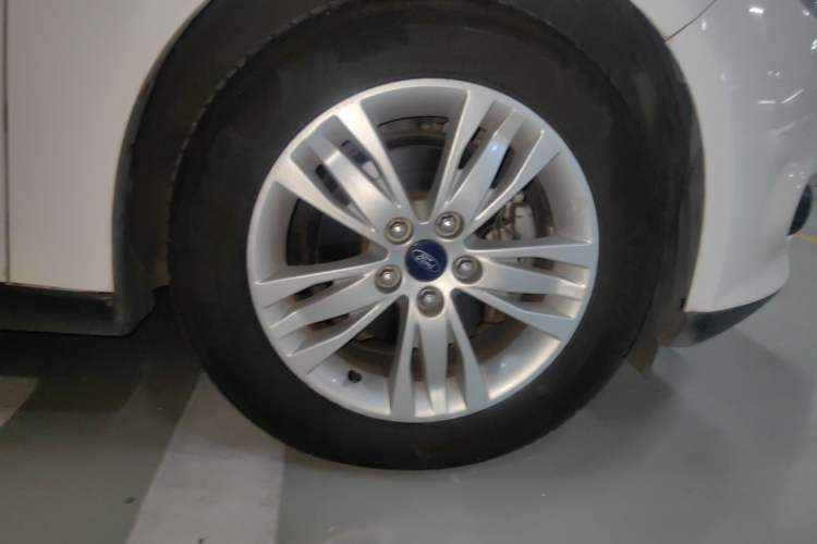 Used Ford Focus 2012 Sedan 1.6L Automatic Comfort Model Right Front Wheel Hub
